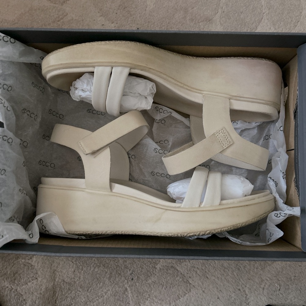 Ecco Women's Beige Sandals